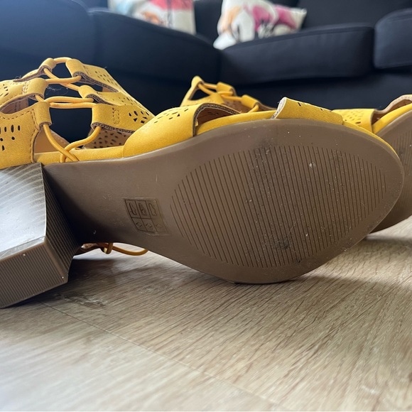 NWOT Yellow heeled sandals - Picture 2 of 7